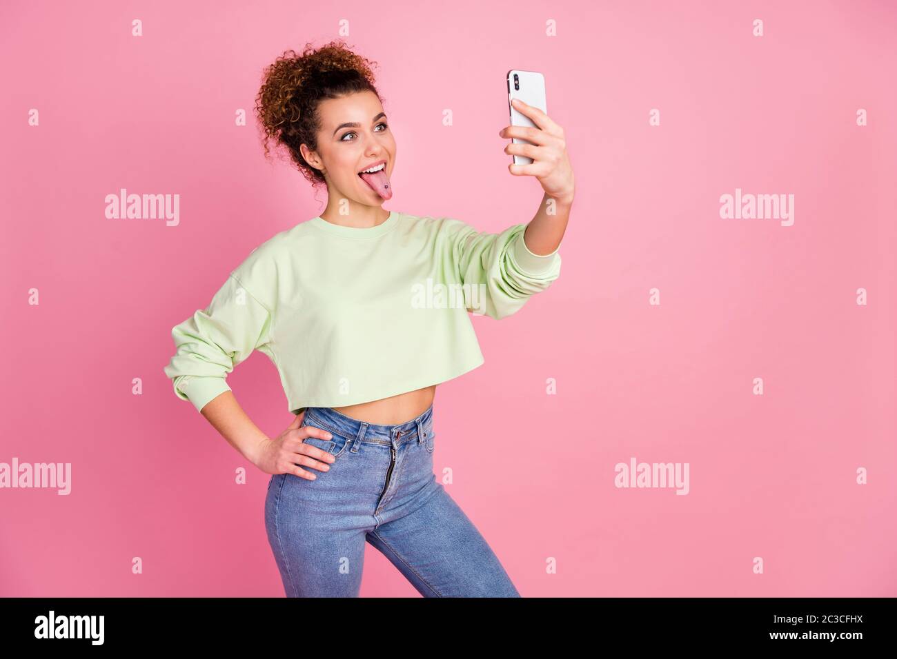 Ritratto di lei bella-osservante attraente bella ragazza di ciliegio girish folle allegro che prende facendo selfie grimacing divertirsi isolato sopra Foto Stock