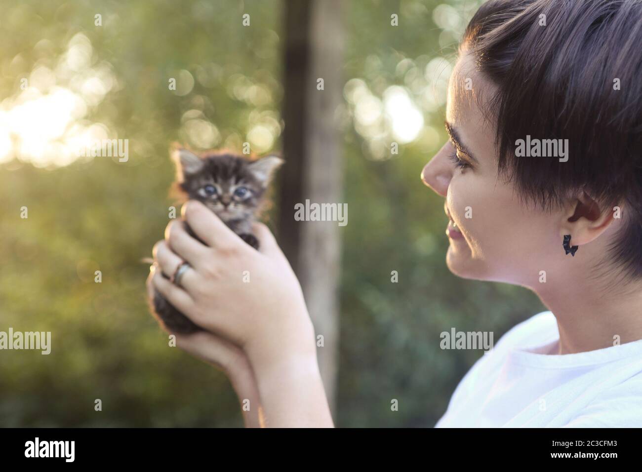 Felice femmina teen con minuscolo gattino Foto Stock