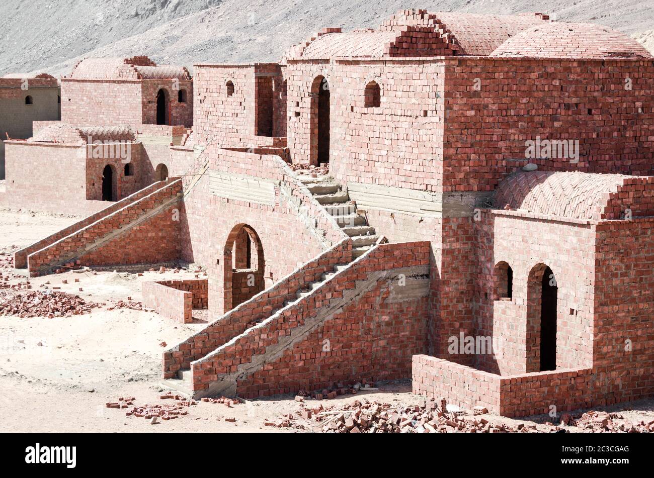 Edificio in mattoni incompiuto con scale in Egitto Dahab Sinai Sud Foto Stock