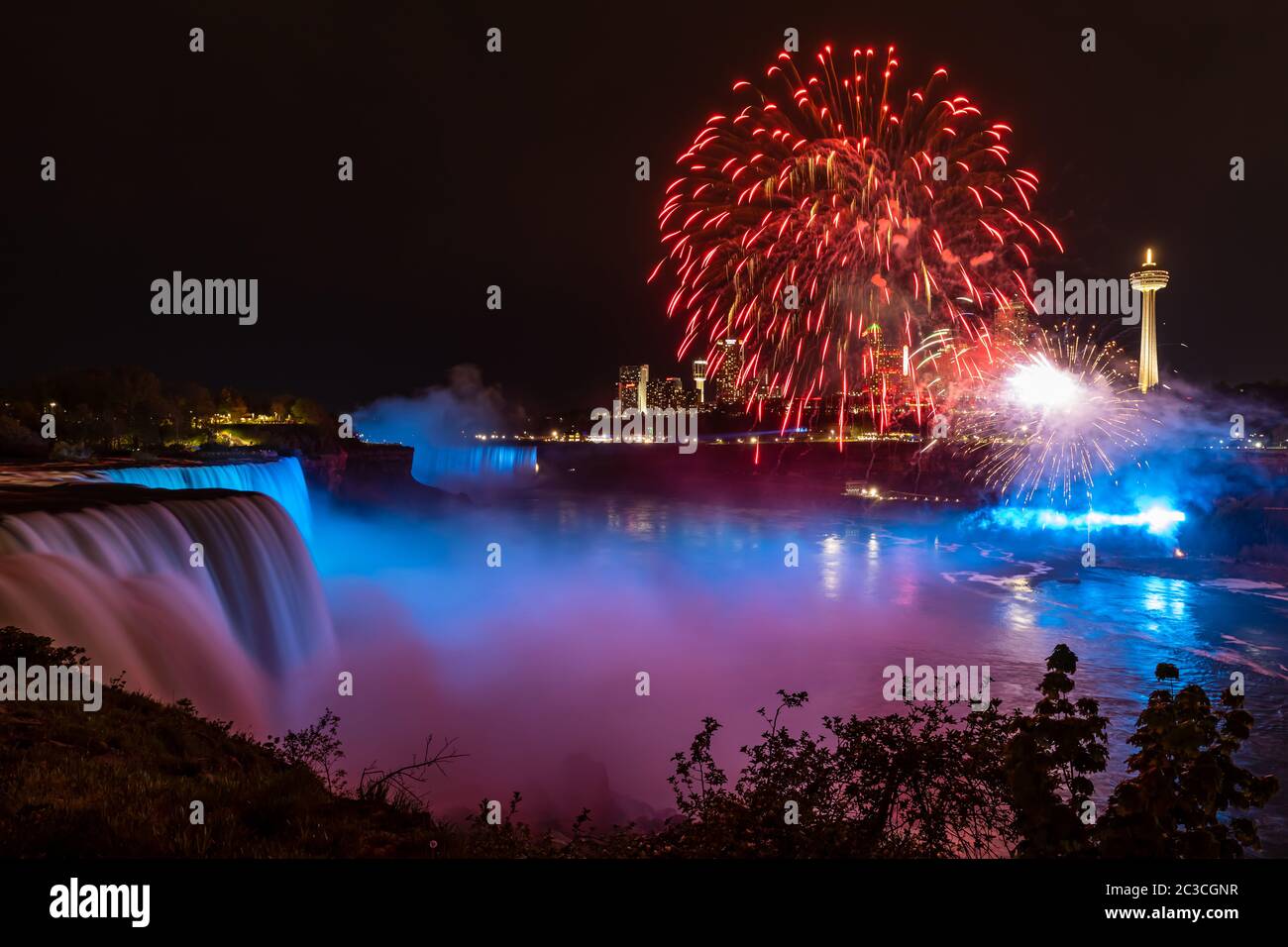 Fuochi d'artificio alle Cascate del Niagara Foto stock - Alamy