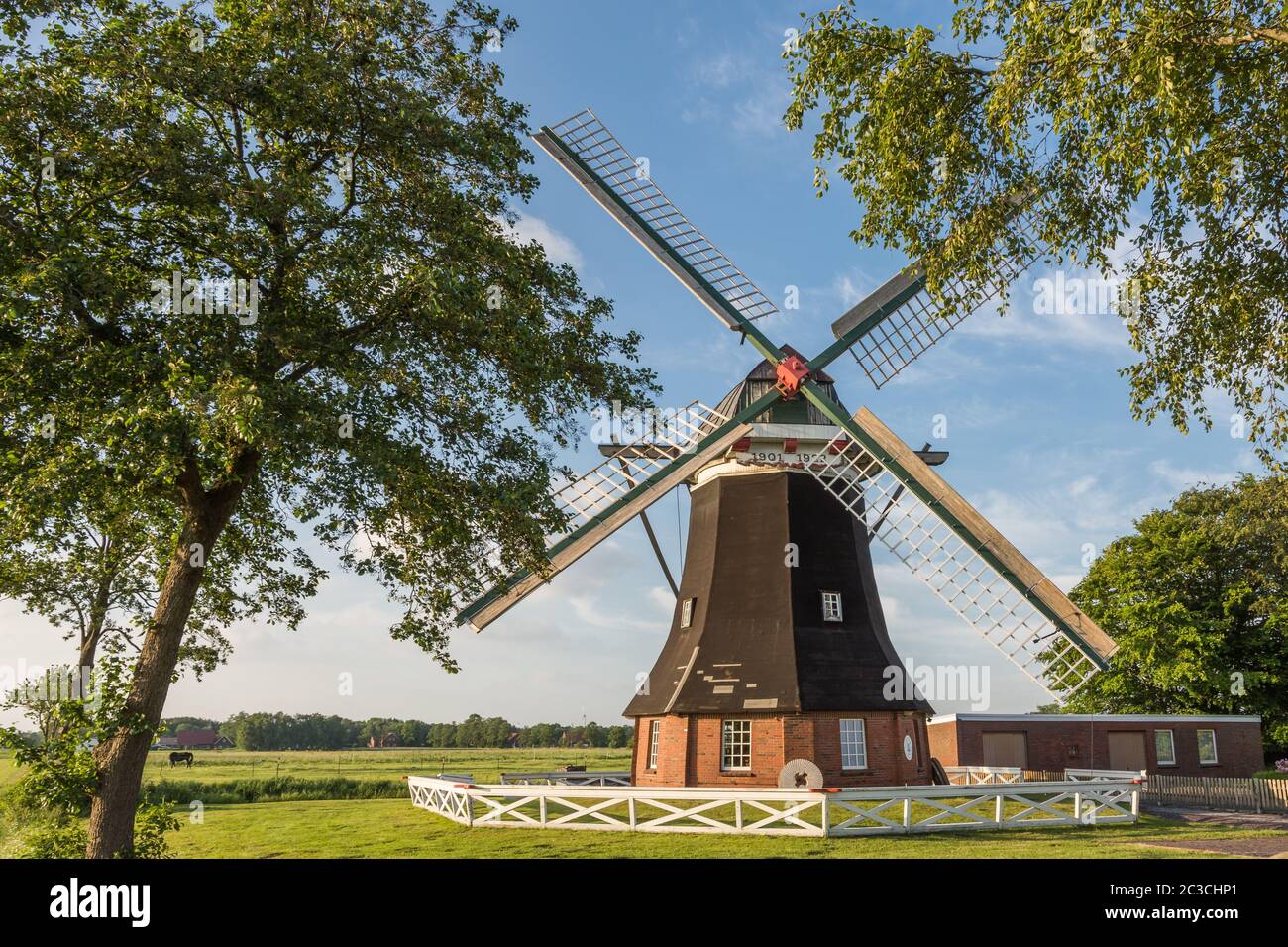 Tjadens Windmill vicino al villaggio di Grossheide nella contea Frisone orientale di Aurich, Bassa Sassonia, Germania Foto Stock