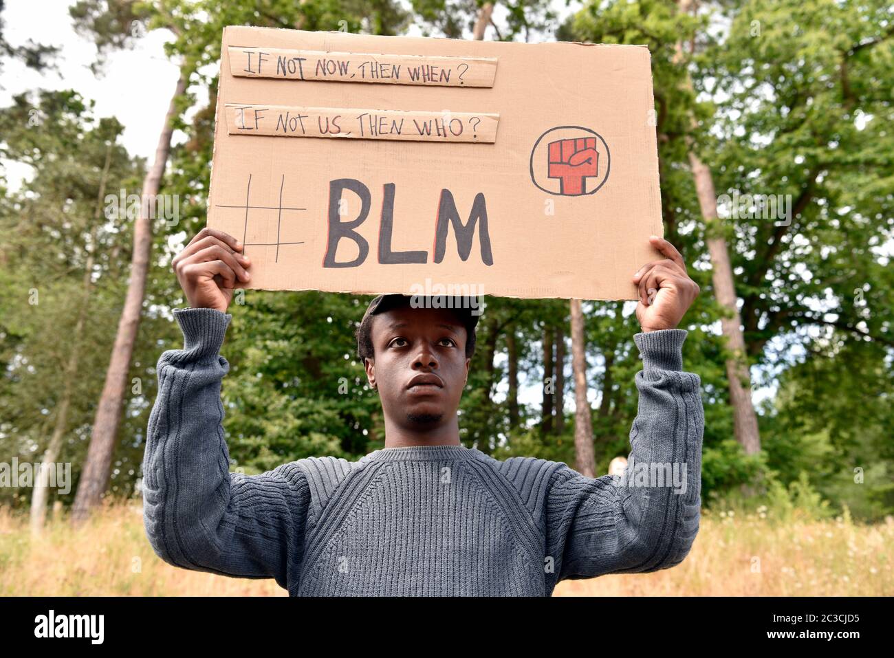 Black Lives Matter: Persone che protestano dopo l'uccisione della polizia di George Floyd (14 ottobre 1973-25 maggio 2020) negli Stati Uniti, Bordon, Hampshire, Regno Unito. Foto Stock