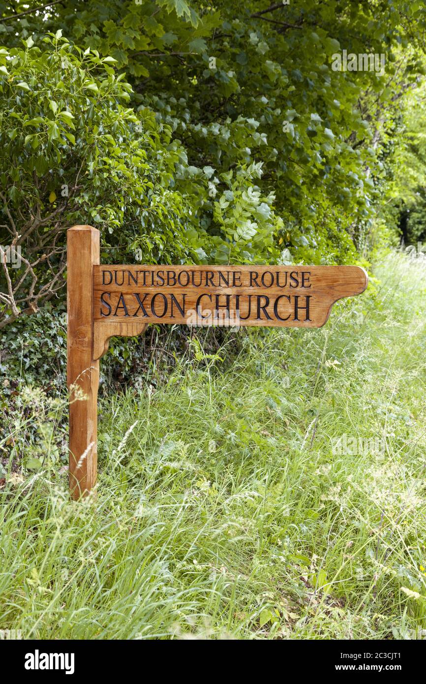 Un bel nuovo segno di legno che indica la chiesa sassone di San Michele nel villaggio di Cotswold di Duntisbourne Rouse, Gloucestershire UK Foto Stock