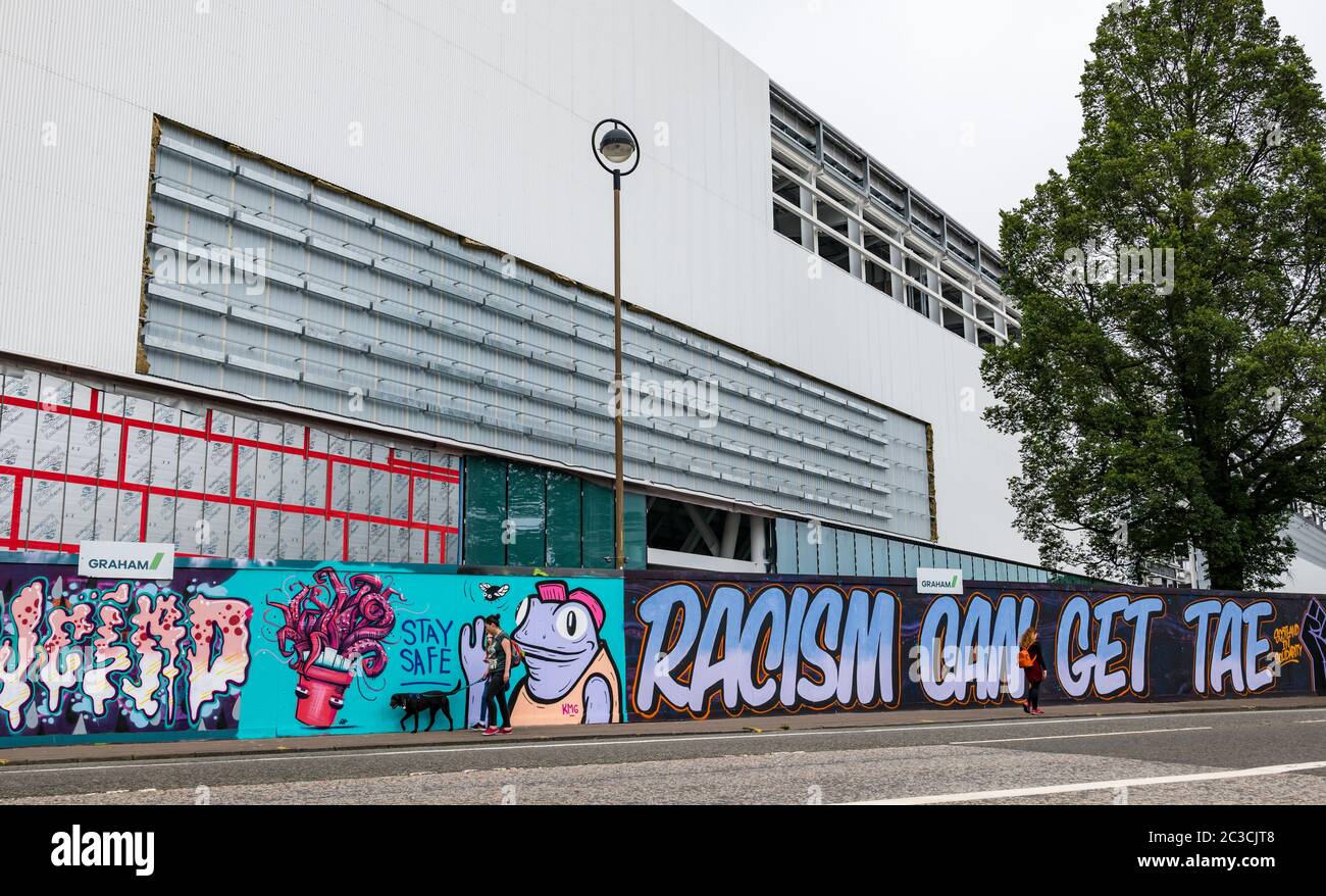 Edimburgo, Scozia, Regno Unito, 19 giugno 2020. Black Lives Matter Mural Trail: Un nuovo percorso di opere d'arte si sta sviluppando presso i luoghi per supportare la campagna BLM avviata dal produttore artistico Wezi Mhura. Nella foto: Graffiti BLM del collettivo Graffiti su supporti al nuovo stadio Meadowbank in costruzione Foto Stock