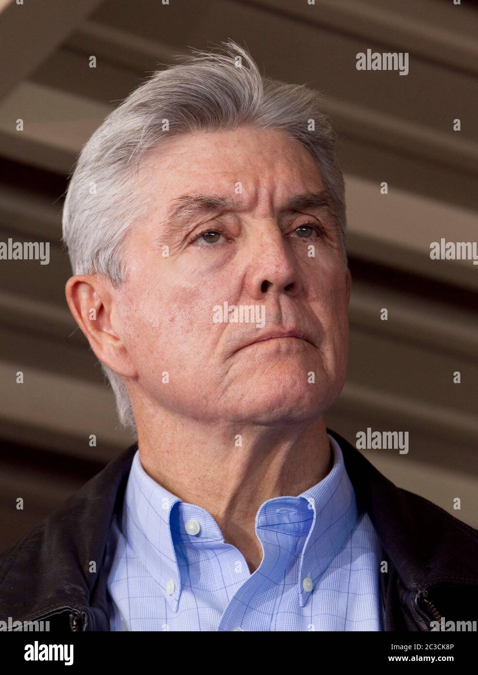 West, Texas USA, aprile 19 2013: Roger Williams, membro del Congresso del Texas, ascolta una domanda di un giornalista durante una conferenza stampa due giorni dopo che un impianto di fertilizzanti è esploso nella piccola città del Texas centrale, uccidendo 14 persone e danneggiando o distruggendo centinaia di case e imprese. Il quartiere congressuale di Williams include West. ©Marjorie Kamys Cotera/Daemmrich Photography Foto Stock