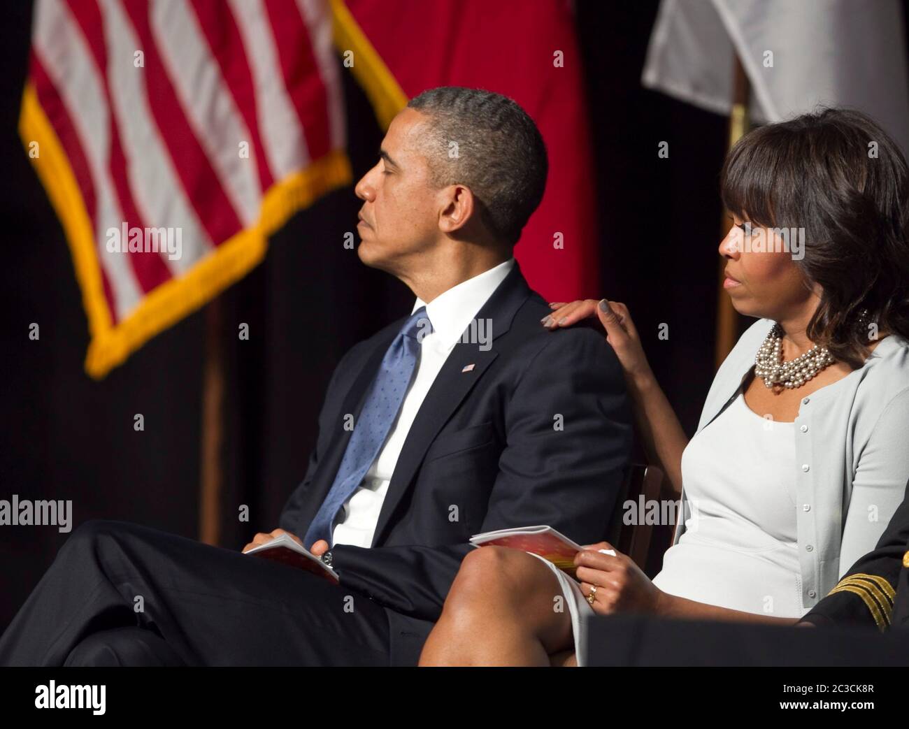 25 aprile 2013 Waco, Texas USA: Un somber Pres. Barack Obama aspetta di parlare con migliaia di lutto in occasione di un memoriale per vigili del fuoco uccisi in Occidente, Texas, l'esplosione di piante di fertilizzanti il 17 aprile. Dodici delle 15 persone uccise erano soccorritori. First Lady Michelle Obama siede accanto al marito. ©Marjorie Kamys Cotera/Daemmrich Photography Foto Stock