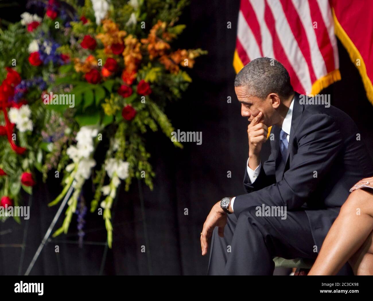 25 aprile 2013 Waco, Texas USA: Un somber Pres. Barack Obama aspetta di parlare con migliaia di lutto in occasione di un memoriale per vigili del fuoco uccisi in Occidente, Texas, l'esplosione di piante di fertilizzanti il 17 aprile. Dodici delle 15 persone uccise erano soccorritori. First Lady Michelle Obama siede accanto al marito. ©Marjorie Kamys Cotera/Daemmrich Photography Foto Stock