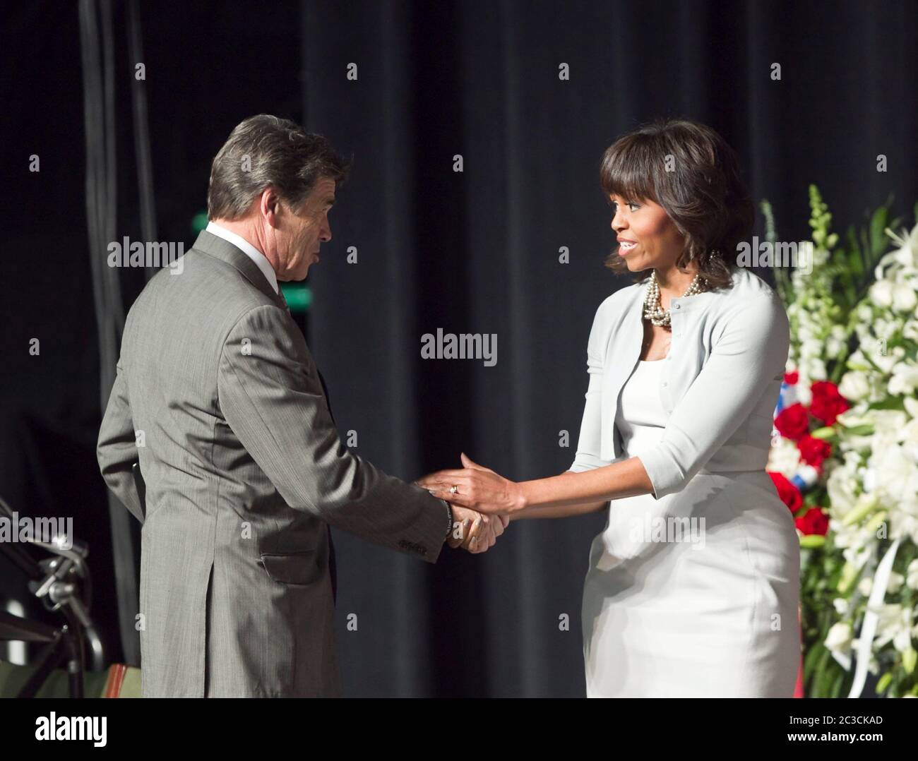 25th aprile 2013 Austin, Texas USA: First Lady Michelle Obama saluta il governatore del Texas Rick Perry durante un servizio commemorativo per i vigili del fuoco uccisi in Occidente, Texas fertilizzante pianta esplosione il 17 aprile. Dodici delle 15 persone morte sono state soccorritore. ©Marjorie Kamys Cotera/Daemmrich Photography Foto Stock