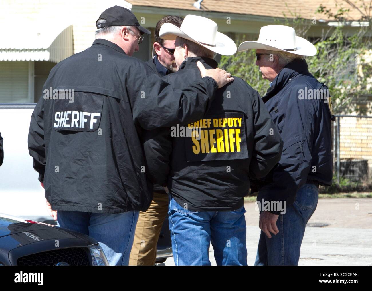 19 aprile 2013 West, Texas USA: I funzionari delle forze dell'ordine provenienti da diverse città vicine a West si riuniscono vicino alla sede centrale della risposta alle emergenze due giorni dopo l'esplosione di un impianto di fertilizzanti nella piccola città del Texas centrale, uccidendo 14 persone e danneggiando o distruggendo centinaia di case e aziende. ©Marjorie Kamys Cotera/Daemmrich Photography Foto Stock