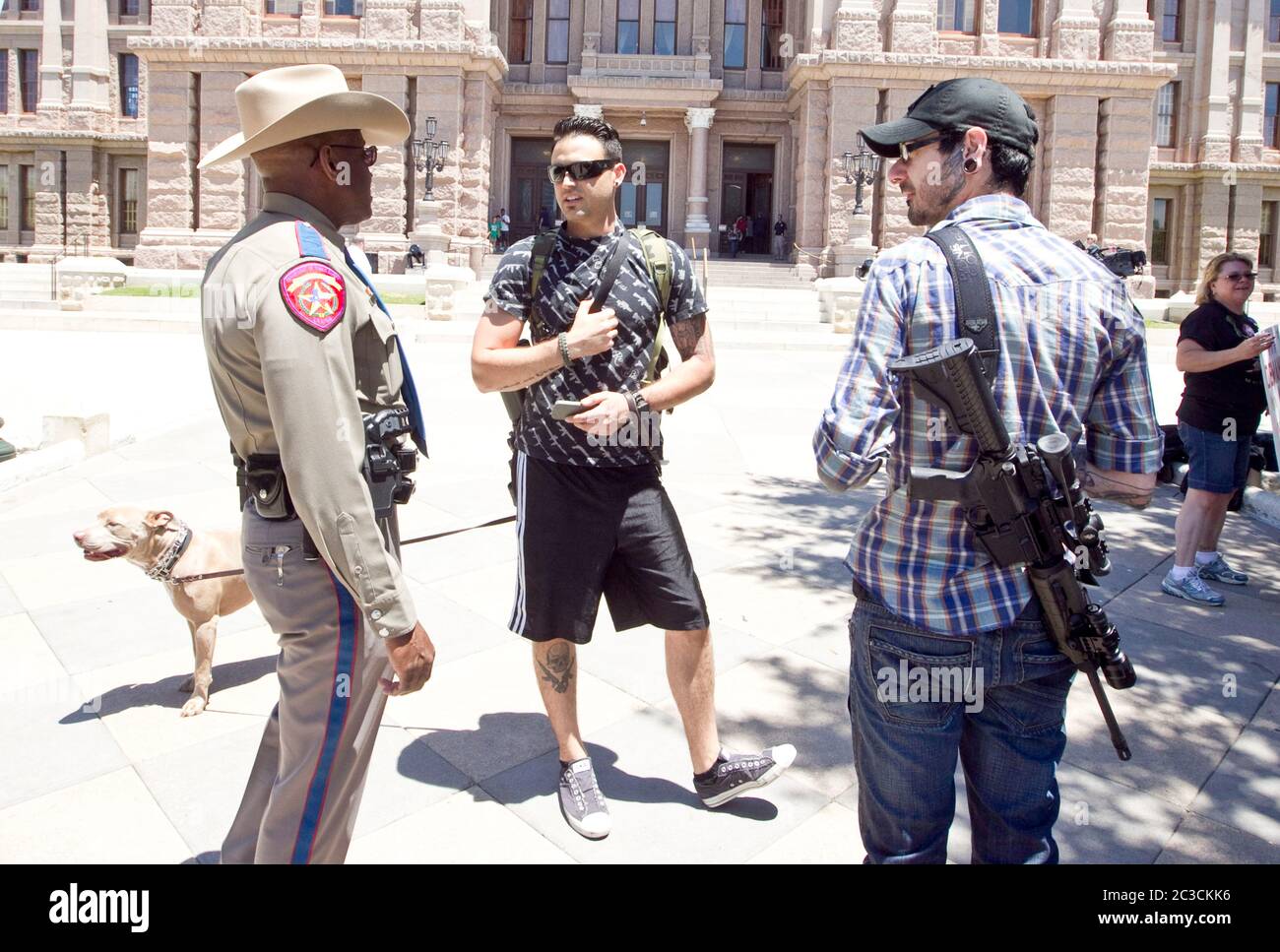 Austin, Texas USA, maggio 13 2013: Membro di un gruppo per i diritti delle armi da fuoco porta un fucile durante un raduno intorno al palazzo del governo del Texas. I marchitori mostravano il loro sostegno per un disegno di legge che veniva preso in considerazione dalla legislatura del Texas che consentiva agli studenti con licenze di pistola nascoste di portare le pistole nelle loro aule. ©Marjorie Kamys Cotera/Daemmrich Photography Foto Stock