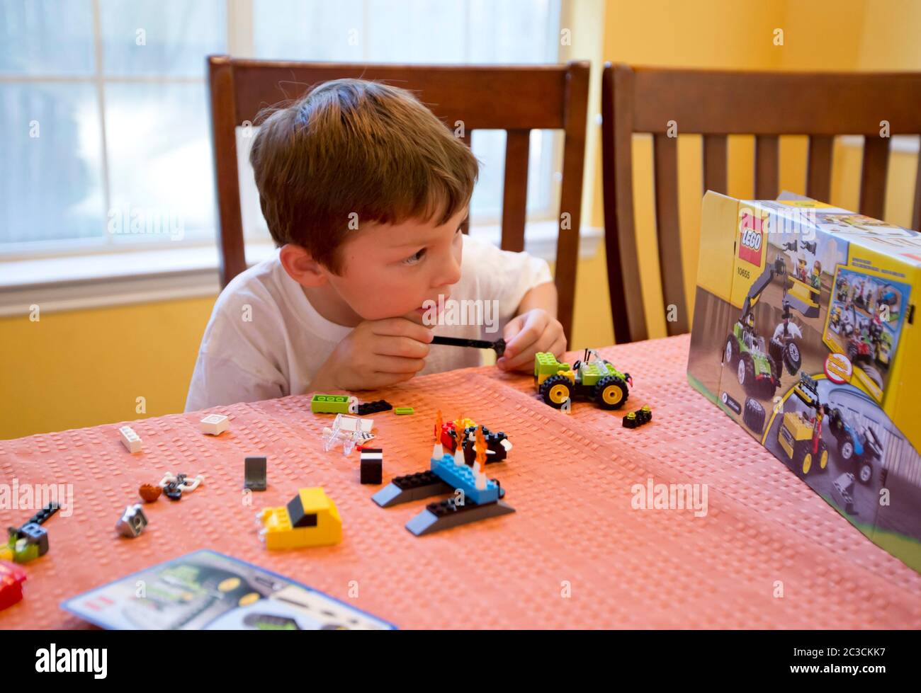Austin Texas USA, 2013: Un ragazzo messicano-americano di sette anni si mostra come mettere insieme un set di blocchi da costruzione Legos a casa. ©Marjorie Kamys Cotera/Daemmrich Photography Foto Stock