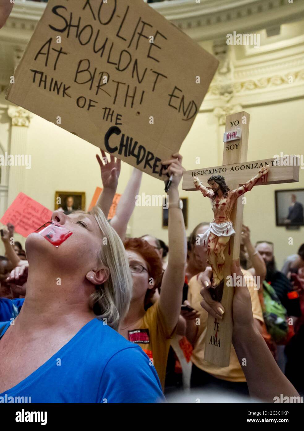 11 luglio 2013 Austin, Texas USA: Folle per e contro la nuova legge relativa alle restrizioni degli aborti in Texas, esprimere le loro opinioni come centinaia di riunirsi presso il palazzo del Campidoglio del Texas come senatori di stato dibattito HB 2 nella camera. Il disegno di legge è passato ieri sera con un voto di 19-11, con repubblicani e 1 democratico voto sì. mkc / Daemmrich Foto Foto Stock