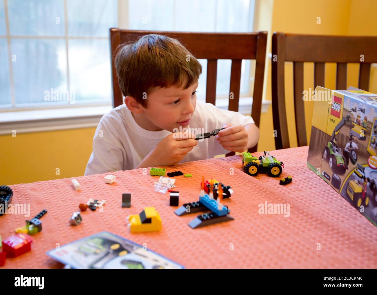 Austin Texas USA, 2013: Un ragazzo messicano-americano di sette anni si mostra come mettere insieme un set di blocchi da costruzione Legos a casa. ©Marjorie Kamys Cotera/Daemmrich Photography Foto Stock