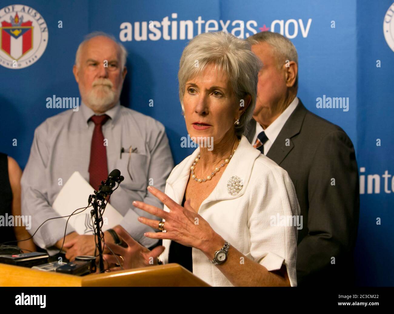 Austin Texas USA, 8 agosto 2013: Il Segretario DELLA Salute E dei servizi umani Kathleen Sebelius parla a una conferenza stampa con i politici e i leader di Austin del settore sanitario per discutere il Patient Protection and Affordable Care Act. ©Marjorie Kamys Cotera/Daemmrich Photography Foto Stock