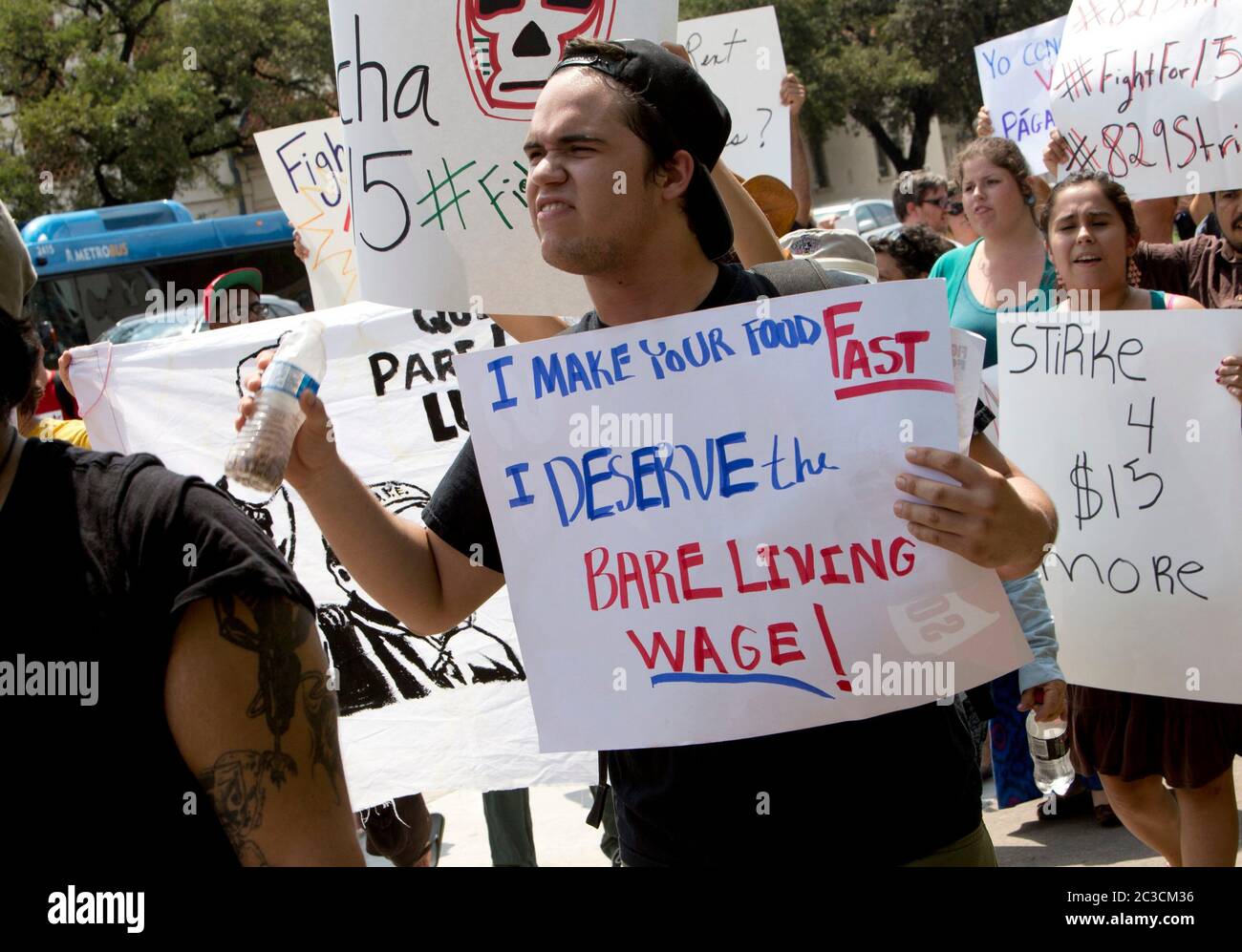 29 agosto 2013 Austin, Texas USA: I lavoratori del fast food e i simpatizzanti protestano contro i salari bassi per le persone che lavorano per i salari bassi nei ristoranti. I lavoratori e gli organizzatori di tutto il paese chiedono $15 dollari all'ora, un aumento rispetto ai $7,25 dollari in media che fanno attualmente. © Marjorie Kamys Cotera/ Daemmrich Photography Foto Stock