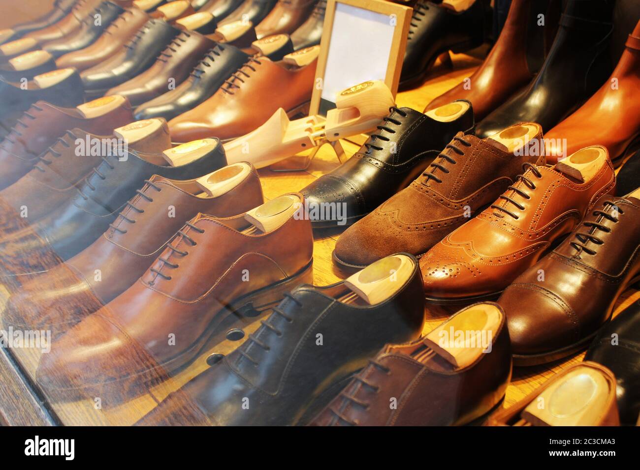 In pelle di lusso calzature uomo nel negozio Foto Stock