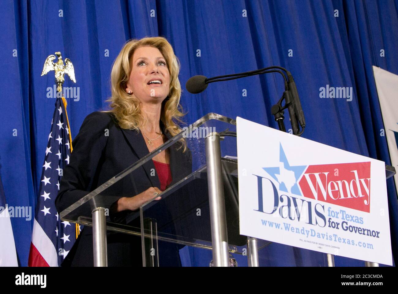 3rd ottobre 2013 Haltom City, Texas USA: Il senatore democratico dello stato del Texas Wendy Davis annuncia la sua candidatura al governatore del Texas. Davis ha filibusted per 11 ore a fine giugno contro una legge restrittiva sull'aborto al Senato. Il suo avversario repubblicano è il procuratore generale del Texas Greg Abbott. ©Marjorie Kamys Cotera/Daemmrich Photography Foto Stock