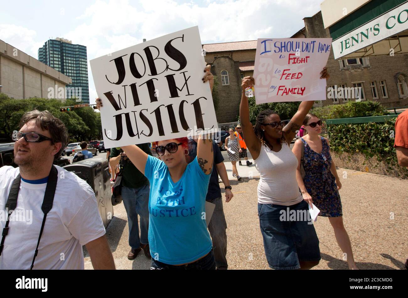 29 agosto 2013 Austin, Texas USA: I lavoratori del fast food e i simpatizzanti protestano contro i salari bassi per le persone che lavorano per i salari bassi nei ristoranti. I lavoratori e gli organizzatori di tutto il paese chiedono $15 dollari all'ora, un aumento rispetto ai $7,25 dollari in media che fanno attualmente. © Marjorie Kamys Cotera/ Daemmrich Photography Foto Stock