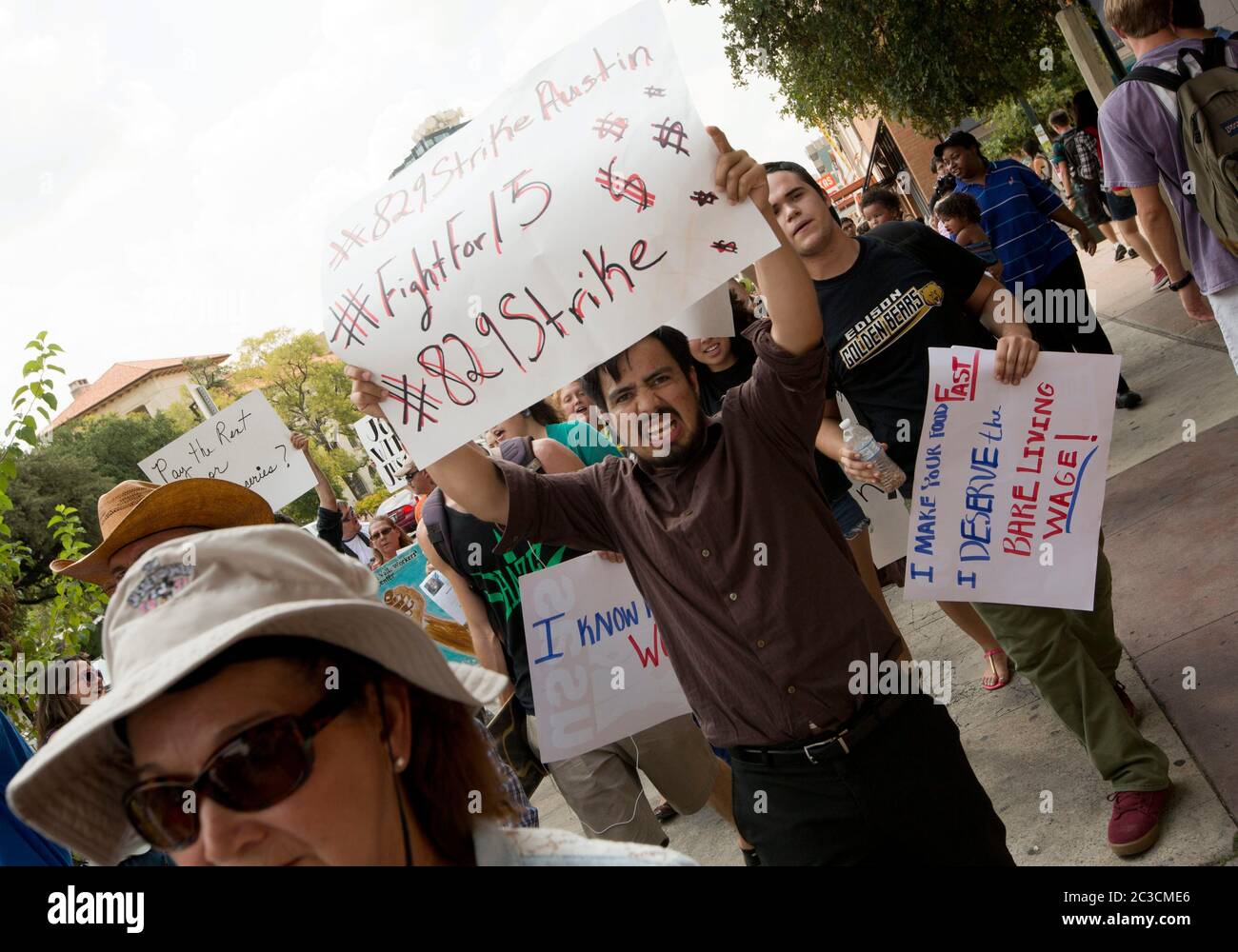 29 agosto 2013 Austin, Texas USA: I lavoratori del fast food e i simpatizzanti protestano contro i salari bassi per le persone che lavorano per i salari bassi nei ristoranti. I lavoratori e gli organizzatori di tutto il paese chiedono $15 dollari all'ora, un aumento rispetto ai $7,25 dollari in media che fanno attualmente. © Marjorie Kamys Cotera/ Daemmrich Photography Foto Stock