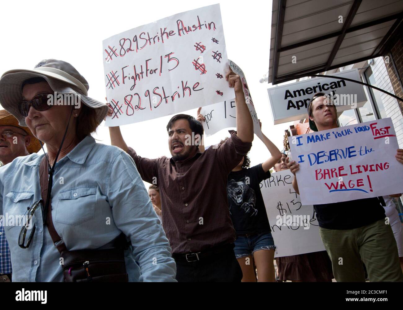 29 agosto 2013 Austin, Texas USA: I lavoratori del fast food e i simpatizzanti protestano contro i salari bassi per le persone che lavorano per i salari bassi nei ristoranti. I lavoratori e gli organizzatori di tutto il paese chiedono $15 dollari all'ora, un aumento rispetto ai $7,25 dollari in media che fanno attualmente. © Marjorie Kamys Cotera/ Daemmrich Photography Foto Stock