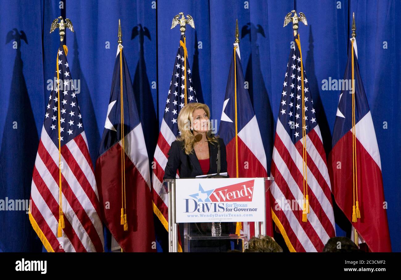3 ottobre 2013 Haltom City, Texas USA: La senatrice di stato del Texas democratico Wendy Davis annuncia la sua candidatura al governatore del Texas. Davis ha fatto un'isting per 11 ore alla fine di giugno contro un disegno di legge restrittivo sull'aborto al Senato. Il suo avversario repubblicano è il procuratore generale del Texas Greg Abbott. mkc / Daemmrich Photos Foto Stock