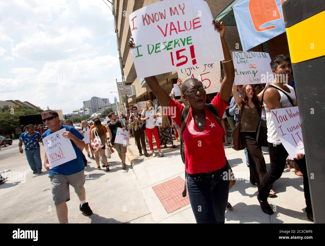 29 agosto 2013 Austin, Texas USA: I lavoratori del fast food e i simpatizzanti protestano contro i salari bassi per le persone che lavorano per i salari bassi nei ristoranti. I lavoratori e gli organizzatori di tutto il paese chiedono $15 dollari all'ora, un aumento rispetto ai $7,25 dollari in media che fanno attualmente. © Marjorie Kamys Cotera/ Daemmrich Photography Foto Stock