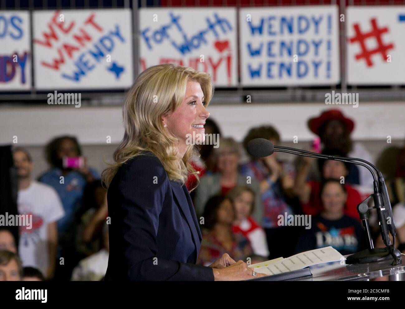 3rd ottobre 2013 Haltom City, Texas USA: Il senatore democratico dello stato del Texas Wendy Davis annuncia la sua candidatura al governatore del Texas. Davis ha filibusted per 11 ore a fine giugno contro una legge restrittiva sull'aborto al Senato. Il suo avversario repubblicano è il procuratore generale del Texas Greg Abbott. ©Marjorie Kamys Cotera/Daemmrich Photography Foto Stock