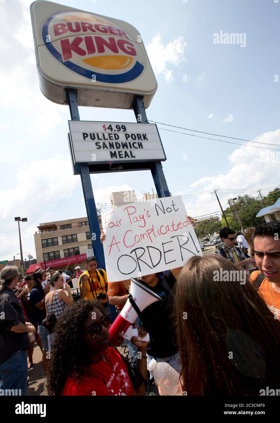 29 agosto 2013 Austin, Texas USA: I lavoratori del fast food e i simpatizzanti protestano contro i salari bassi per le persone che lavorano per i salari bassi nei ristoranti. I lavoratori e gli organizzatori di tutto il paese chiedono $15 dollari all'ora, un aumento rispetto ai $7,25 dollari in media che fanno attualmente. © Marjorie Kamys Cotera/ Daemmrich Photography Foto Stock
