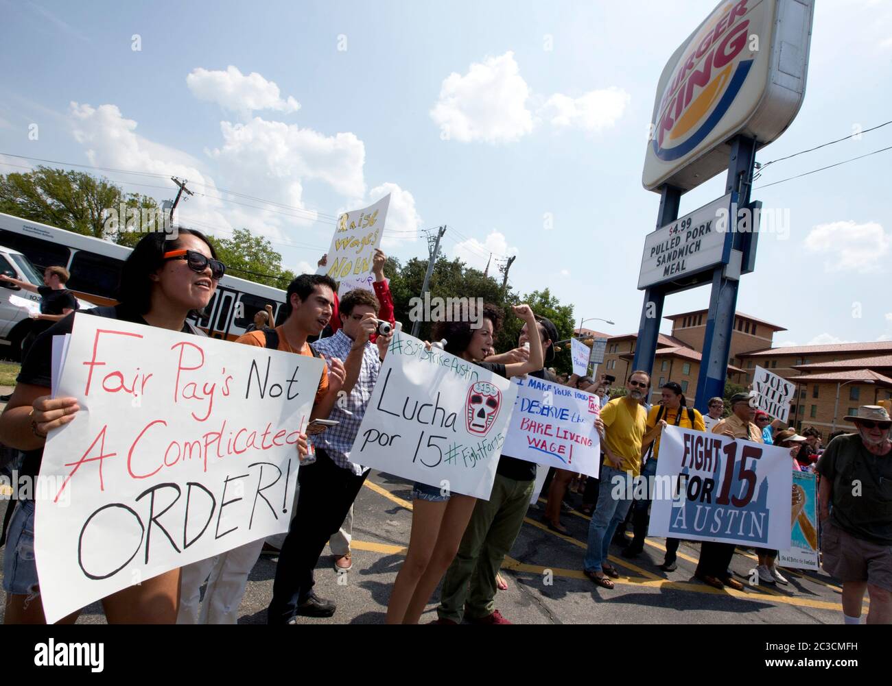 29 agosto 2013 Austin, Texas USA: I lavoratori del fast food e i simpatizzanti protestano contro i salari bassi per le persone che lavorano per i salari bassi nei ristoranti. I lavoratori e gli organizzatori di tutto il paese chiedono $15 dollari all'ora, un aumento rispetto ai $7,25 dollari in media che fanno attualmente. © Marjorie Kamys Cotera/ Daemmrich Photography Foto Stock