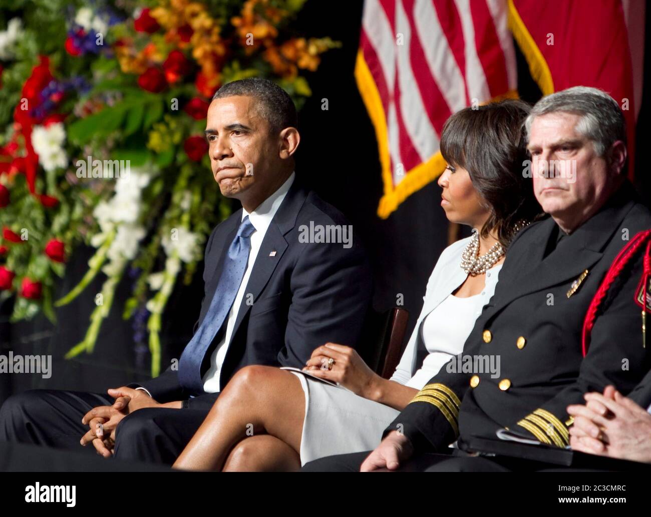 25 aprile 2013 Waco, Texas USA: Un somber Pres. Barack Obama aspetta di parlare con migliaia di lutto in occasione di un memoriale per vigili del fuoco uccisi in Occidente, Texas, l'esplosione di piante di fertilizzanti il 17 aprile. Dodici delle 15 persone uccise erano soccorritori. First Lady Michelle Obama siede accanto al marito. ©Marjorie Kamys Cotera/Daemmrich Photography Foto Stock