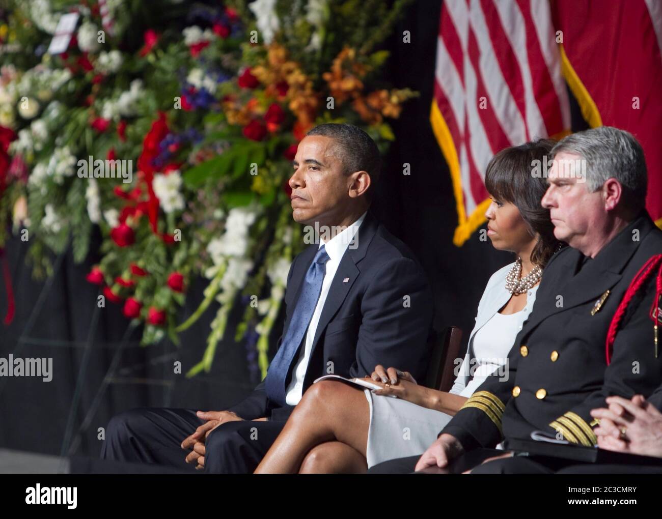 25 aprile 2013 Waco, Texas USA: Un somber Pres. Barack Obama aspetta di parlare con migliaia di lutto in occasione di un memoriale per vigili del fuoco uccisi in Occidente, Texas, l'esplosione di piante di fertilizzanti il 17 aprile. Dodici delle 15 persone uccise erano soccorritori. First Lady Michelle Obama siede accanto al marito. ©Marjorie Kamys Cotera/Daemmrich Photography Foto Stock