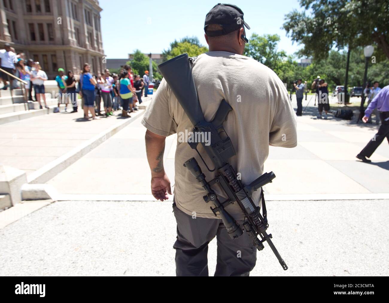 Austin Texas USA, maggio 13 2013: Membro di un gruppo per i diritti delle armi da fuoco trasporta legalmente un fucile di grandi dimensioni durante un raduno presso il palazzo del governo del Texas . La legislatura del Texas sta considerando un disegno di legge che consentirebbe agli studenti con licenze di pistola nascoste di portare le pistole in classe. ©Marjorie Kamys Cotera/ Daemmrich Photography Foto Stock