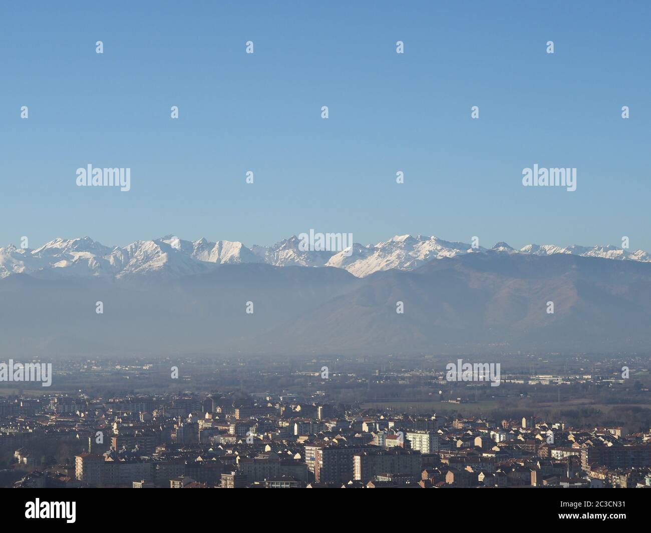 Veduta aerea della città di Torino, Italia con catena montuosa delle Alpi sullo sfondo Foto Stock