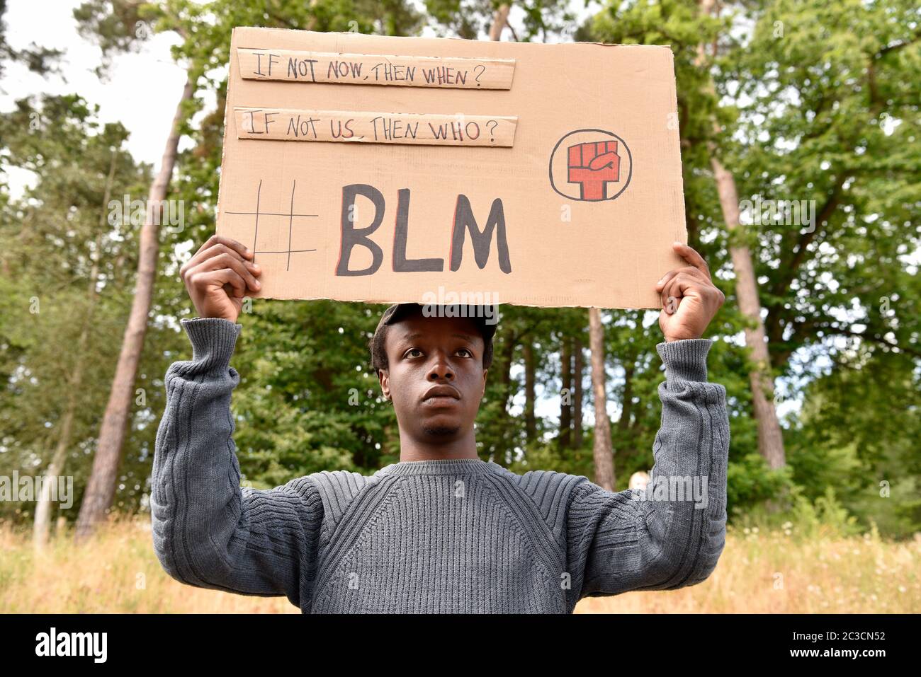 Black Lives Matter: Persone che protestano dopo l'uccisione della polizia di George Floyd (14 ottobre 1973-25 maggio 2020) negli Stati Uniti, Bordon, Hampshire, Regno Unito. Foto Stock