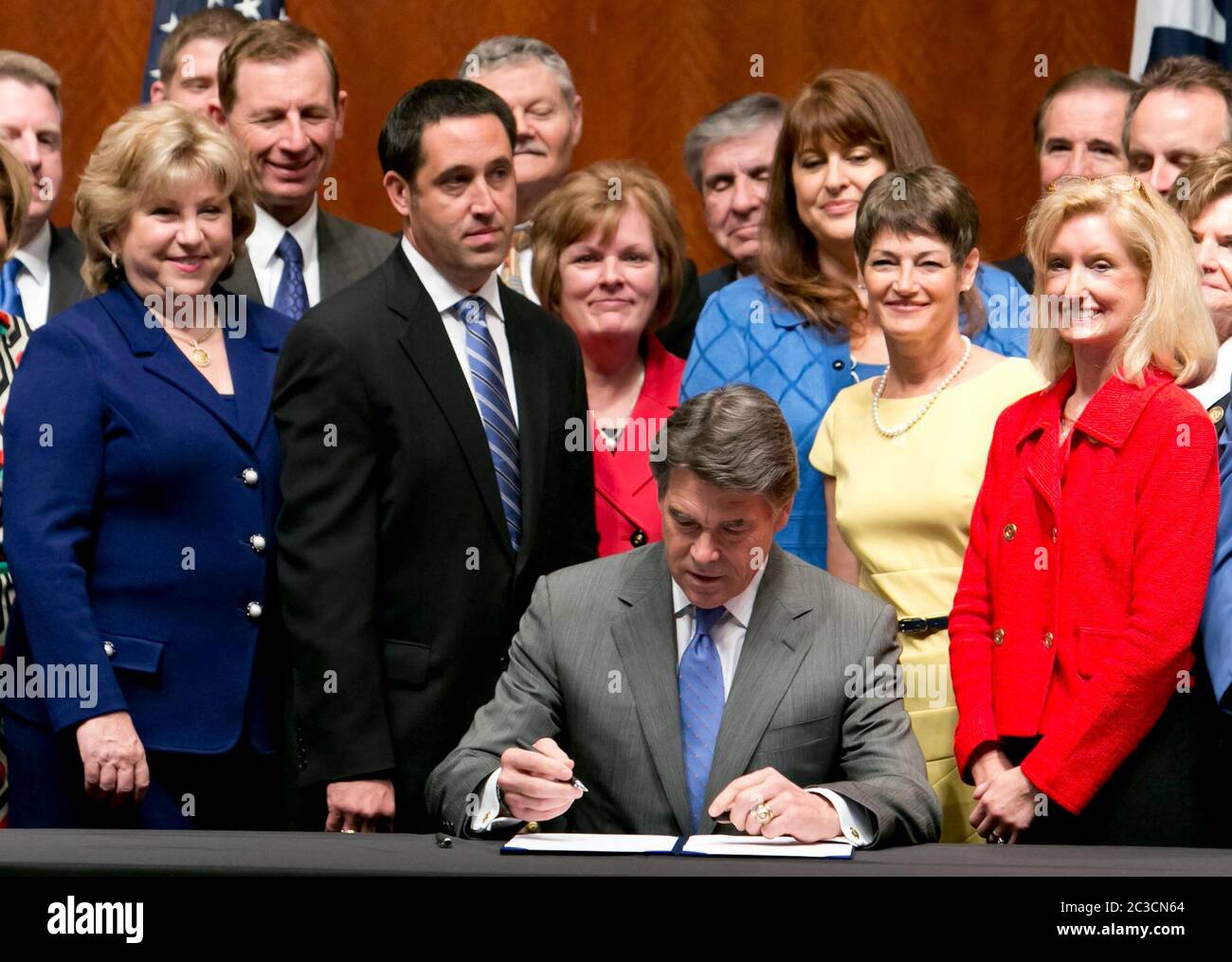 Austin, Texas USA, 18 luglio 2013: Texas Gov. Rick Perry firma controverso HB2, ponendo nuove restrizioni sull'accesso delle donne all'aborto, in legge con una stanza piena di rappresentanti e senatori perlopiù repubblicani tra cui l'autore Jodie Laubenberg R-Murphy e il co-autore Sen Hegar R-Katy. Sul palco anche il Sen. Eddie Lucio D-Brownsville, l'unico senatore democratico a favore del disegno di legge. ©Marjorie Kamys Cotera/Daemmrich Photography Foto Stock