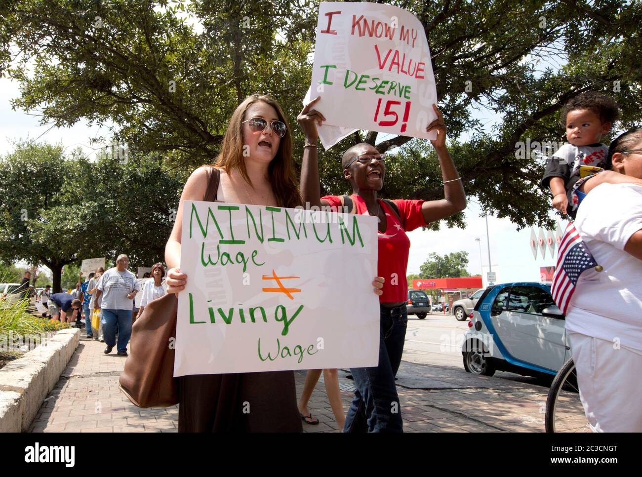 29 agosto 2013 Austin, Texas USA: I lavoratori del fast food e i simpatizzanti protestano contro i salari bassi per le persone che lavorano per i salari bassi nei ristoranti. I lavoratori e gli organizzatori di tutto il paese chiedono $15 dollari all'ora, un aumento rispetto ai $7,25 dollari in media che fanno attualmente. © Marjorie Kamys Cotera/ Daemmrich Photography Foto Stock