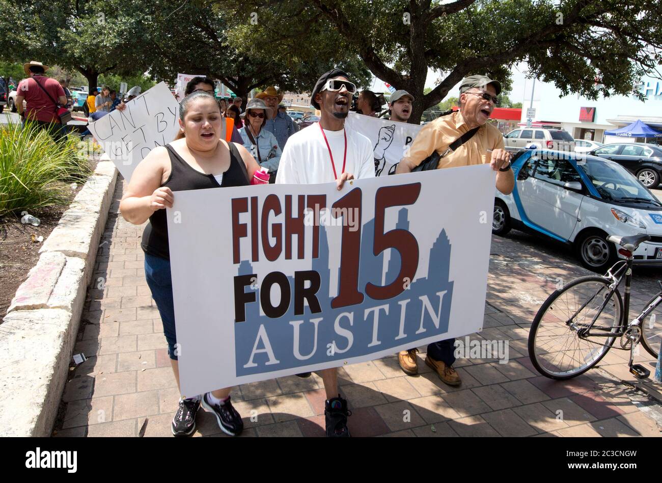 29 agosto 2013 Austin, Texas USA: I lavoratori del fast food e i simpatizzanti protestano contro i salari bassi per le persone che lavorano per i salari bassi nei ristoranti. I lavoratori e gli organizzatori di tutto il paese chiedono $15 dollari all'ora, un aumento rispetto ai $7,25 dollari in media che fanno attualmente. © Marjorie Kamys Cotera/ Daemmrich Photography Foto Stock