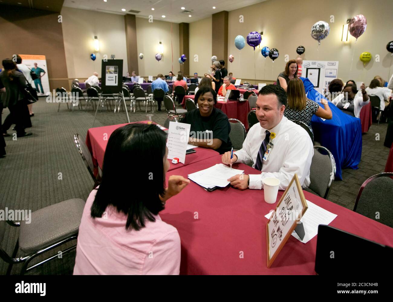 Austin Texas USA, 2013: Un grande fornitore di servizi sanitari in Texas ospita una fiera del lavoro per reclutare e attrarre futuri dipendenti ad Austin. Le aperture di posti di lavoro includevano posizioni sia nel settore sanitario che in quello dei servizi. © Marjorie Kamys Cotera/ Daemmrich Photos Foto Stock