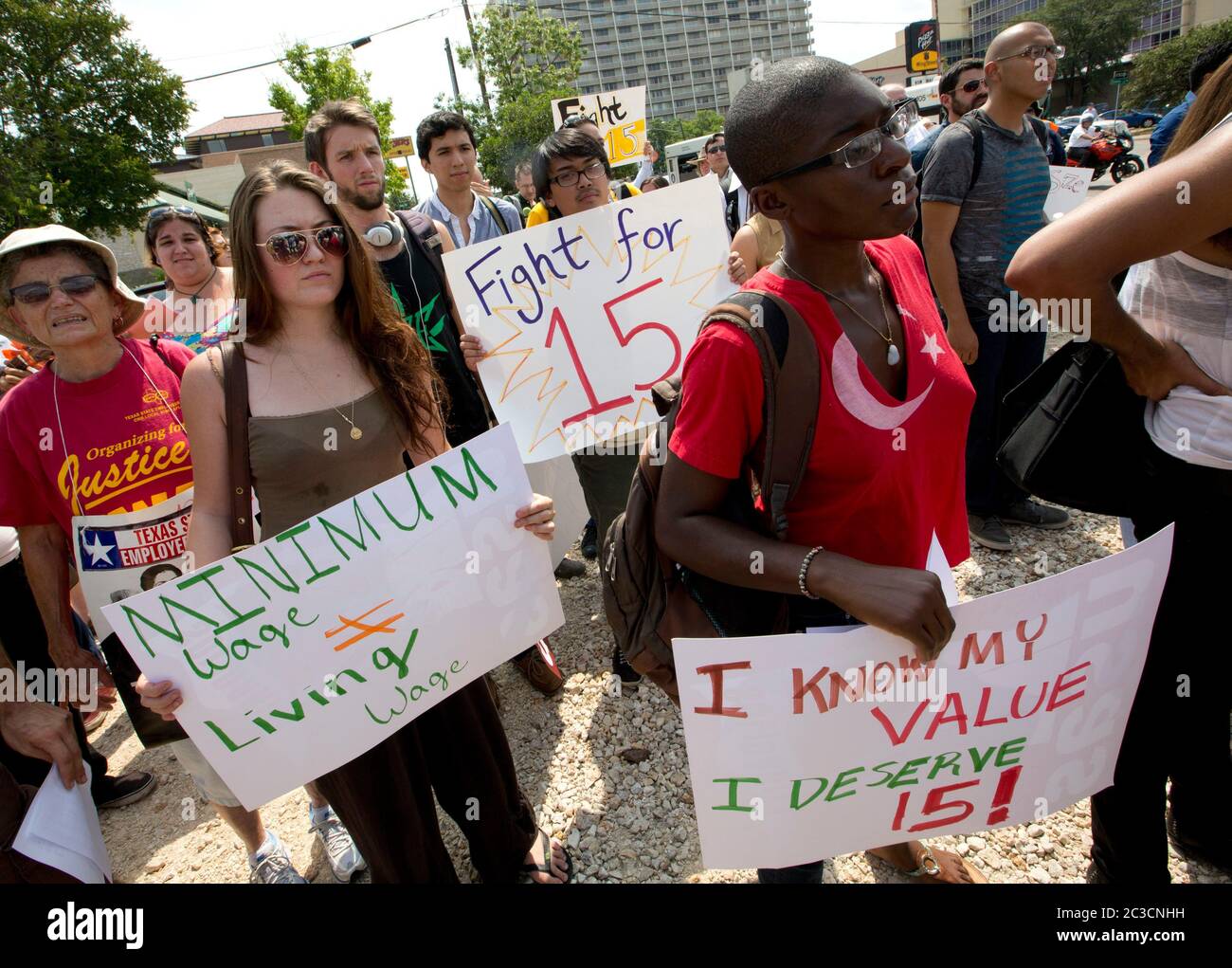 29 agosto 2013 Austin, Texas USA: I lavoratori del fast food e i simpatizzanti protestano contro i salari bassi per le persone che lavorano per i salari bassi nei ristoranti. I lavoratori e gli organizzatori di tutto il paese chiedono $15 dollari all'ora, un aumento rispetto ai $7,25 dollari in media che fanno attualmente. © Marjorie Kamys Cotera/ Daemmrich Photography Foto Stock