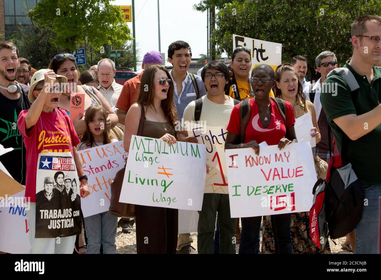 29 agosto 2013 Austin, Texas USA: I lavoratori del fast food e i simpatizzanti protestano contro i salari bassi per le persone che lavorano per i salari bassi nei ristoranti. I lavoratori e gli organizzatori di tutto il paese chiedono $15 dollari all'ora, un aumento rispetto ai $7,25 dollari in media che fanno attualmente. © Marjorie Kamys Cotera/ Daemmrich Photography Foto Stock