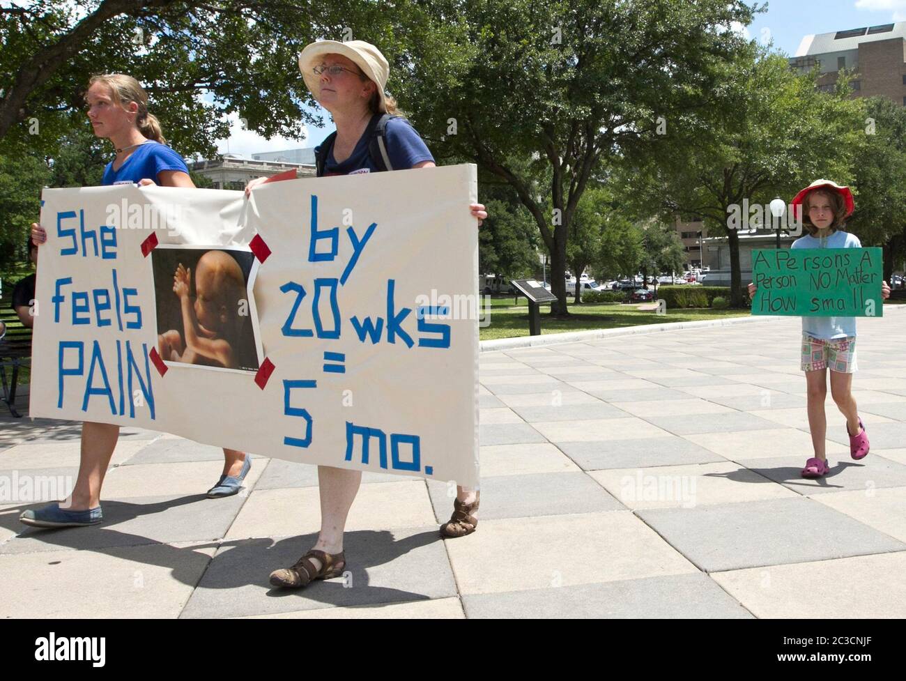 9 luglio 2013 Austin, Texas USA: Attivisti con diverse organizzazioni a favore della vita e membri della chiesa cattolica si radunano al di fuori dell'edificio del Campidoglio del Texas mentre i politici del Texas discutono la legislazione che limita l'aborto all'interno. Marjorie Kamys Fotografia Cotera/Daemmrich Foto Stock