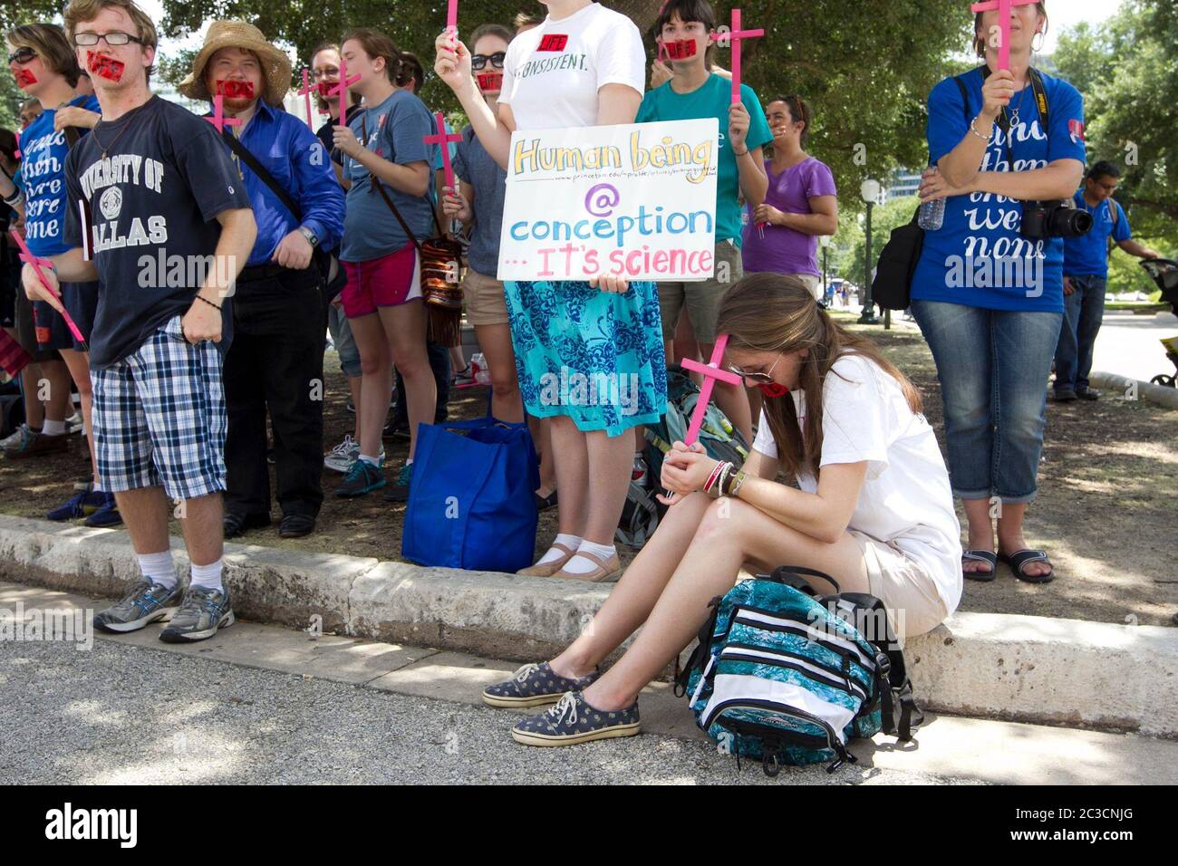 9 luglio 2013 Austin, Texas USA: Attivisti con diverse organizzazioni a favore della vita e membri della chiesa cattolica si radunano al di fuori dell'edificio del Campidoglio del Texas mentre i politici del Texas discutono la legislazione che limita l'aborto all'interno. Marjorie Kamys Fotografia Cotera/Daemmrich Foto Stock