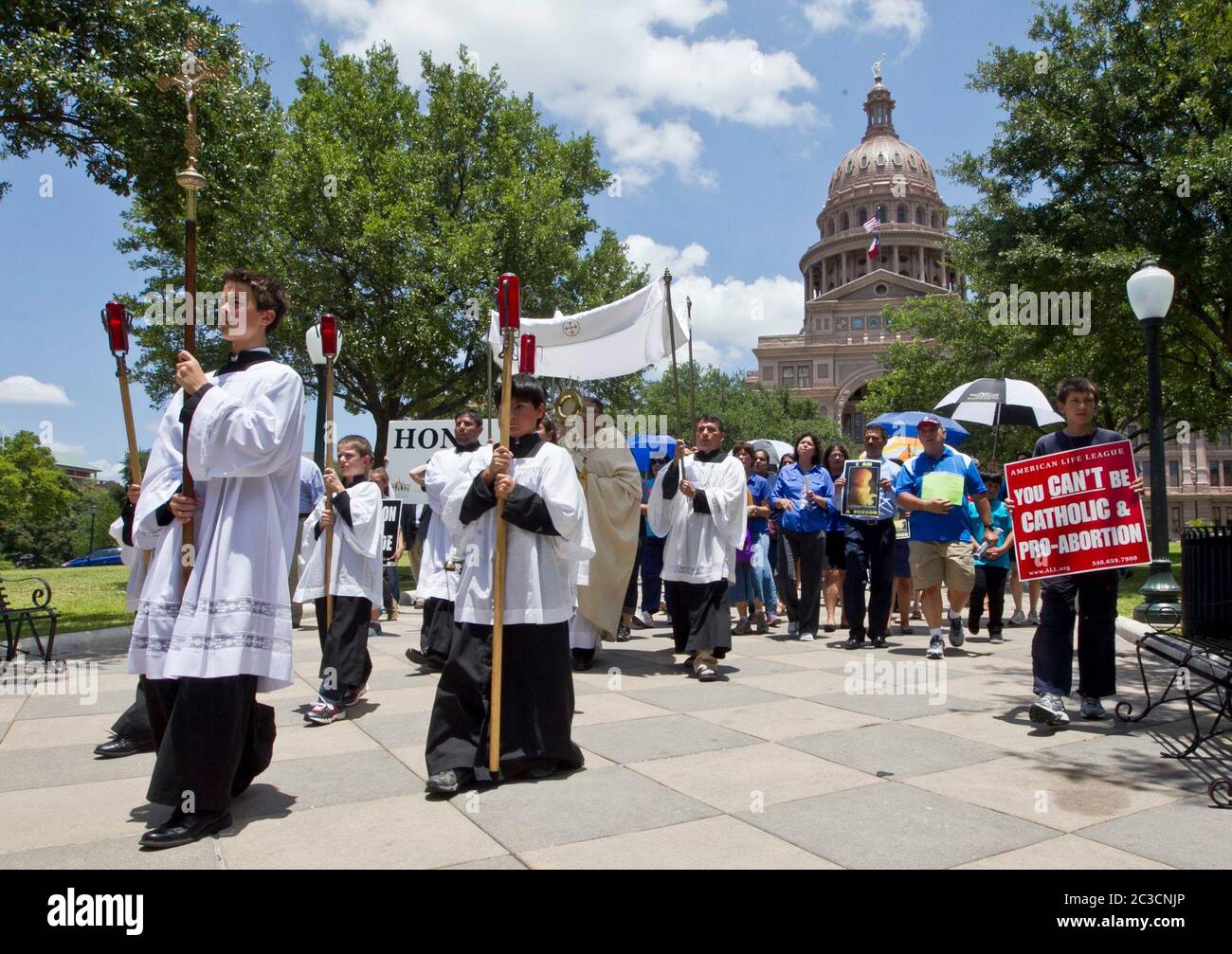 9 luglio 2013 Austin, Texas USA: Attivisti con diverse organizzazioni a favore della vita e membri della chiesa cattolica si radunano al di fuori dell'edificio del Campidoglio del Texas mentre i politici del Texas discutono la legislazione che limita l'aborto all'interno. Marjorie Kamys Fotografia Cotera/Daemmrich Foto Stock