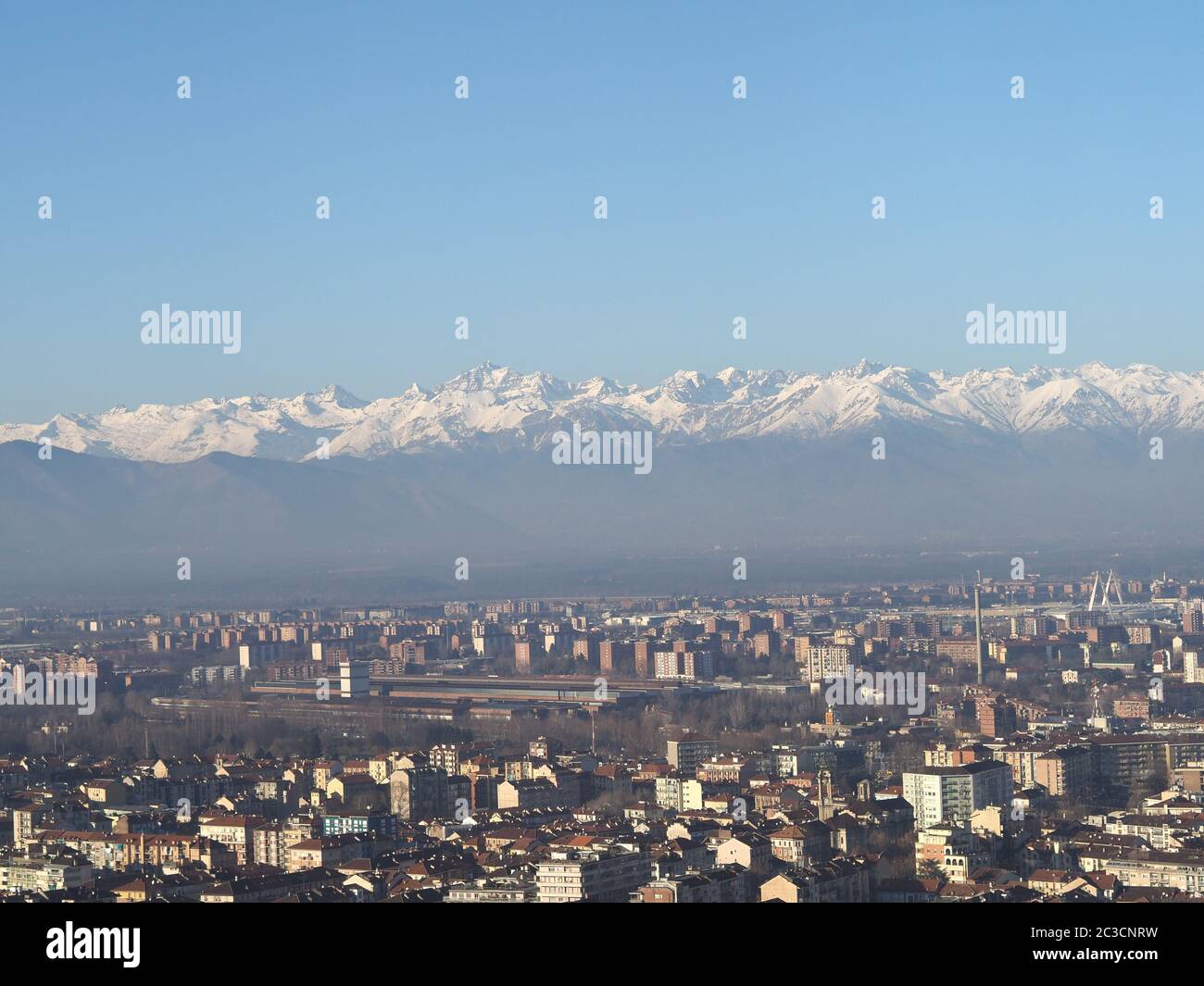Veduta aerea della città di Torino, Italia con catena montuosa delle Alpi sullo sfondo Foto Stock
