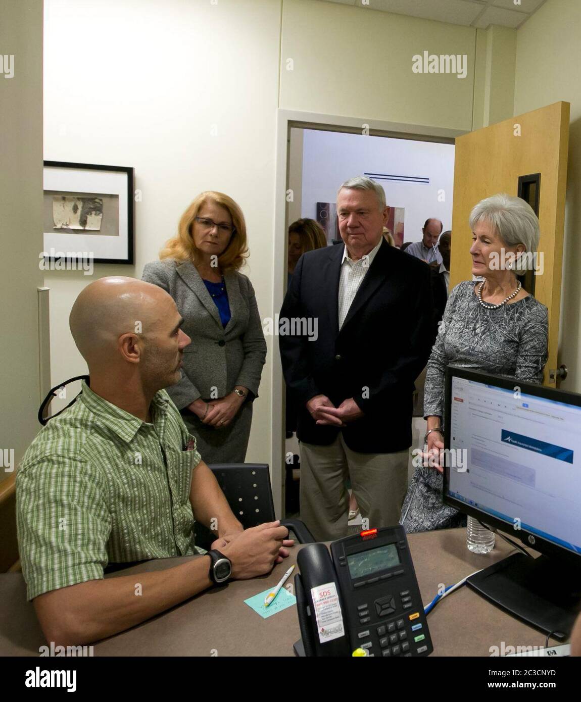 Austin Texas USA, ottobre 25 2013: Il Segretario per la salute e i servizi umani Kathleen Sebelius (a destra), insieme al sindaco di Austin Lee Leffingwell, visita il CommUnityCare Austin Health Center per promuovere gli sforzi per educare i residenti di Austin sul mercato dell'assicurazione sanitaria, una componente del Affordable Care Act. ©Marjorie Kamys Cotera/Daemmrich Photography Foto Stock