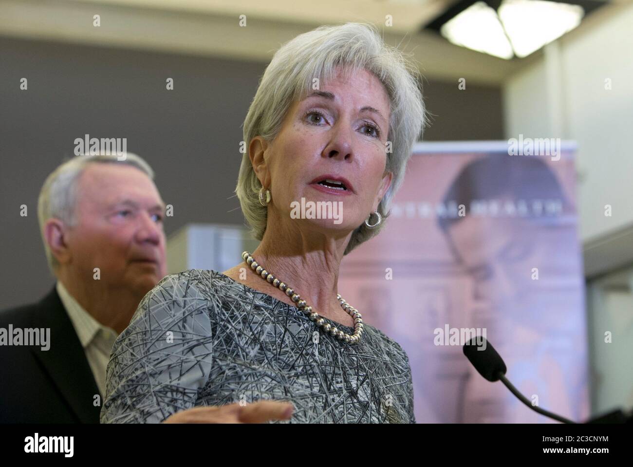 Austin Texas USA, ottobre 25 2013: Il Segretario per la Salute e i servizi umani Kathleen Sebelius visita il CommUnityCare Austin Health Center per promuovere gli sforzi per educare i residenti di Austin sul mercato dell'assicurazione sanitaria, una componente del Affordable Care Act. ©Marjorie Kamys Cotera/Daemmrich Photography Foto Stock