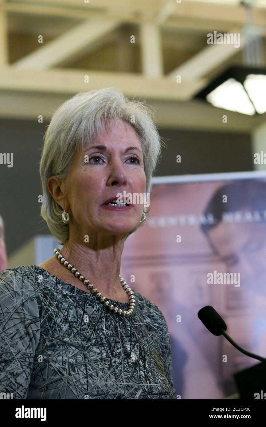 Austin Texas USA, ottobre 25 2013: Il Segretario per la Salute e i servizi umani Kathleen Sebelius visita il CommUnityCare Austin Health Center per promuovere gli sforzi per educare i residenti di Austin sul mercato dell'assicurazione sanitaria, una componente del Affordable Care Act. ©Marjorie Kamys Cotera/Daemmrich Photography Foto Stock