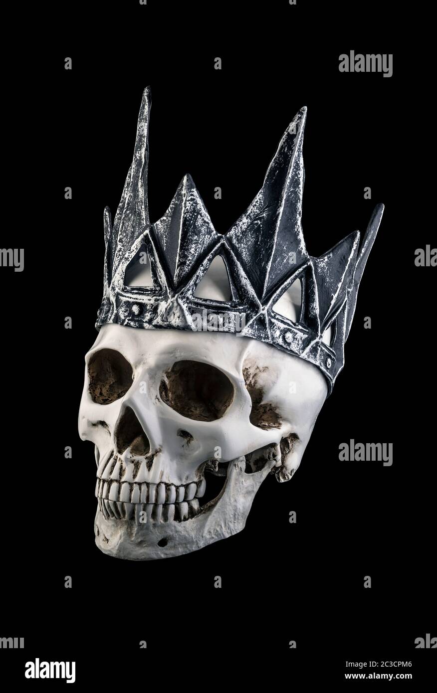 Cranio umano con corona isolata su sfondo nero Foto Stock