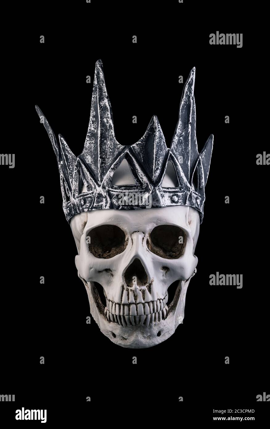 Cranio umano con corona isolata su sfondo nero Foto Stock
