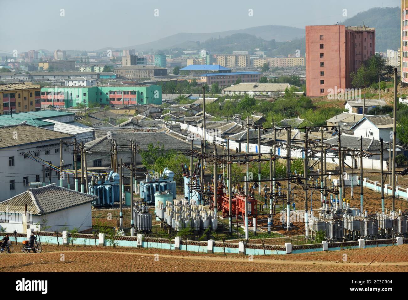Kaesong, Corea del Nord - 5 maggio 2019: Sottostazione elettrica mostrata nella periferia di Kaesong. Regione industriale di Kaesong. Foto Stock